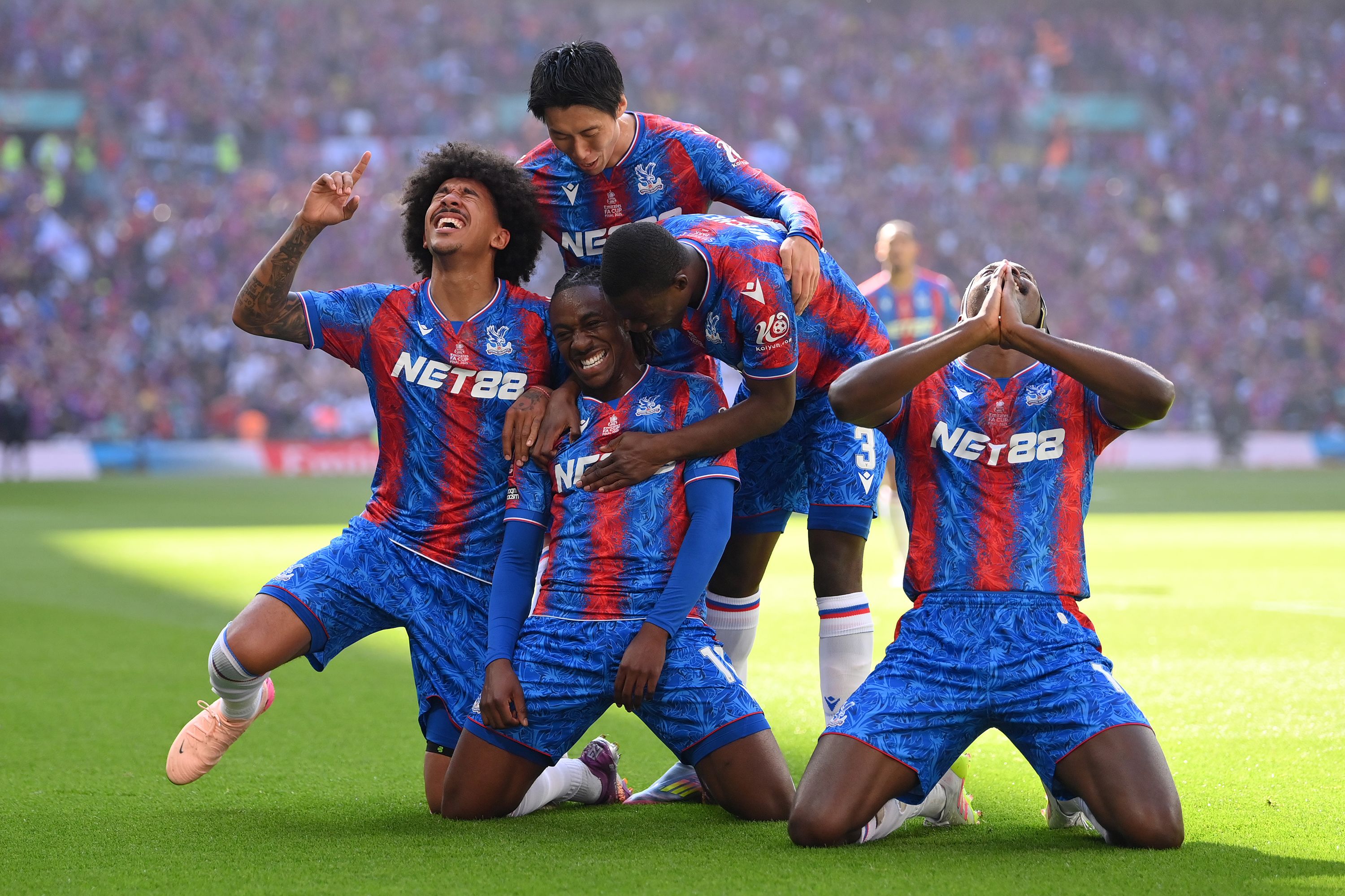 Leipziger Triumph als Schlusspunkt eines turbulenten Jahres: Crystal Palace feiert historischen Europapokalsieg, Mateta bricht Rayo Vallecano
